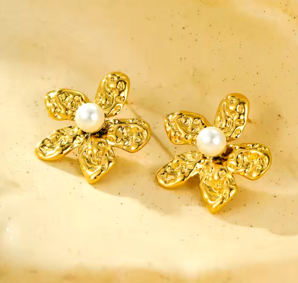 Aurelia Luxe Pearl Studs